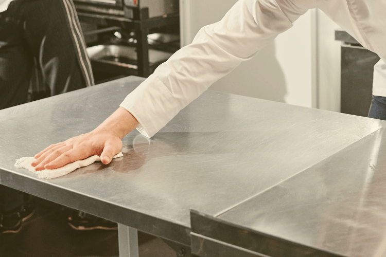 limpieza y desinfección express con personal temporal restauración