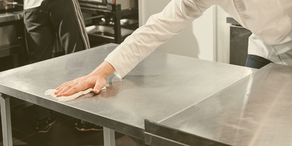 limpieza y desinfección express con personal temporal restauración